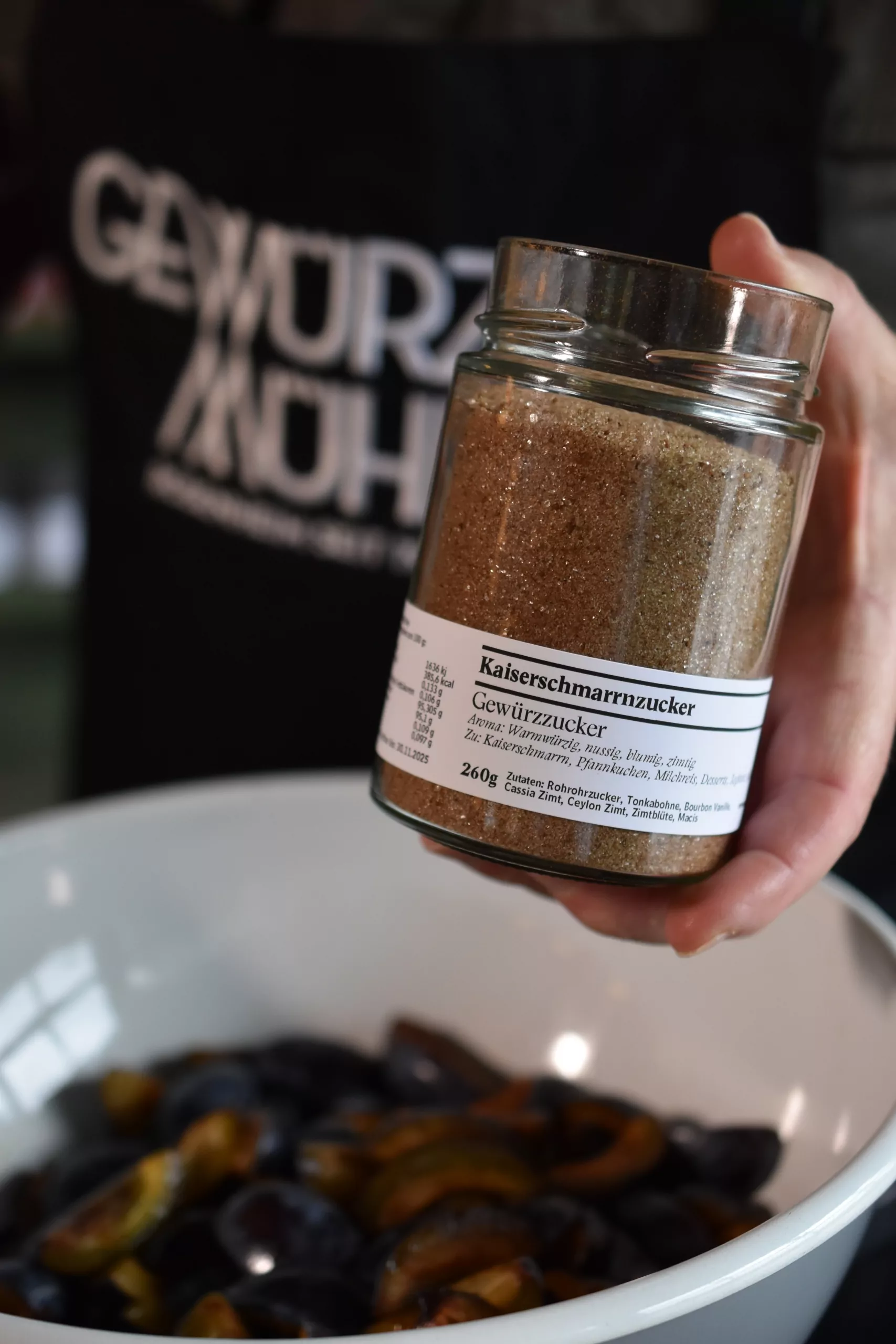 Zwetschgen-Crumble mit Kaiserschmarrnzucker und Haselnüssen Zwetschgen-Crumble mit Kaiserschmarrnzucker und Haselnüssen