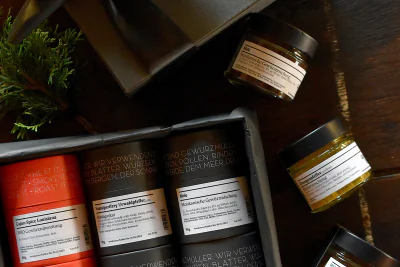 Mehrere Gewürzdosen in einer offenen Geschenkbox, von oben fotografiert