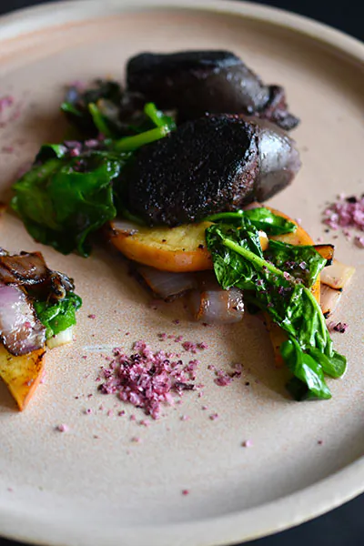 Gebratene Boudin Noir | Spinat | Hibiskusblütensalz Gebratene Boudin Noir | Spinat | Hibiskusblütensalz