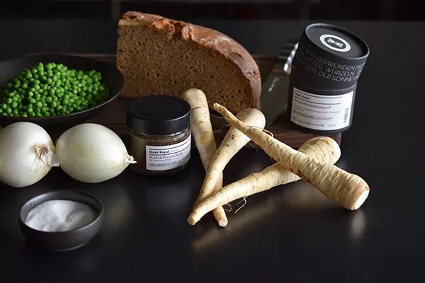Grüne Erbsensuppe | Pfeffercroutons | Petersilienwurzel