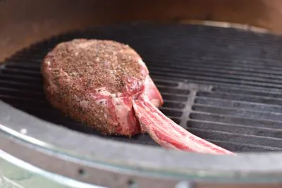 Vorbereitetes Steak auf dem Grill