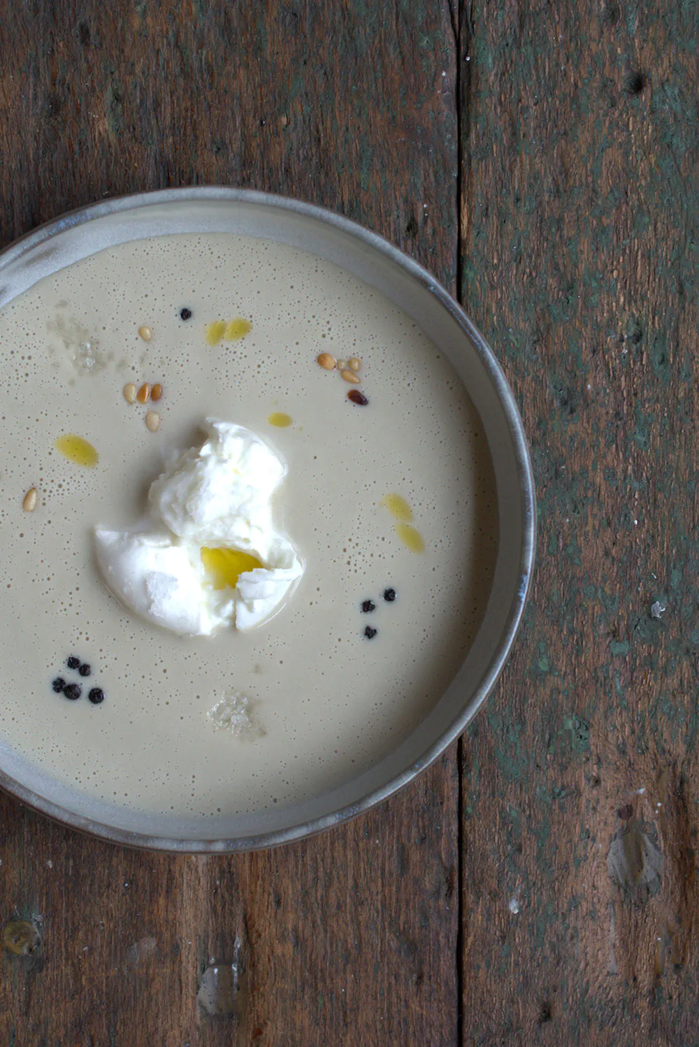 Artischockenkaltschale | Büffelmozzarella | Fermentierter Pfeffer
