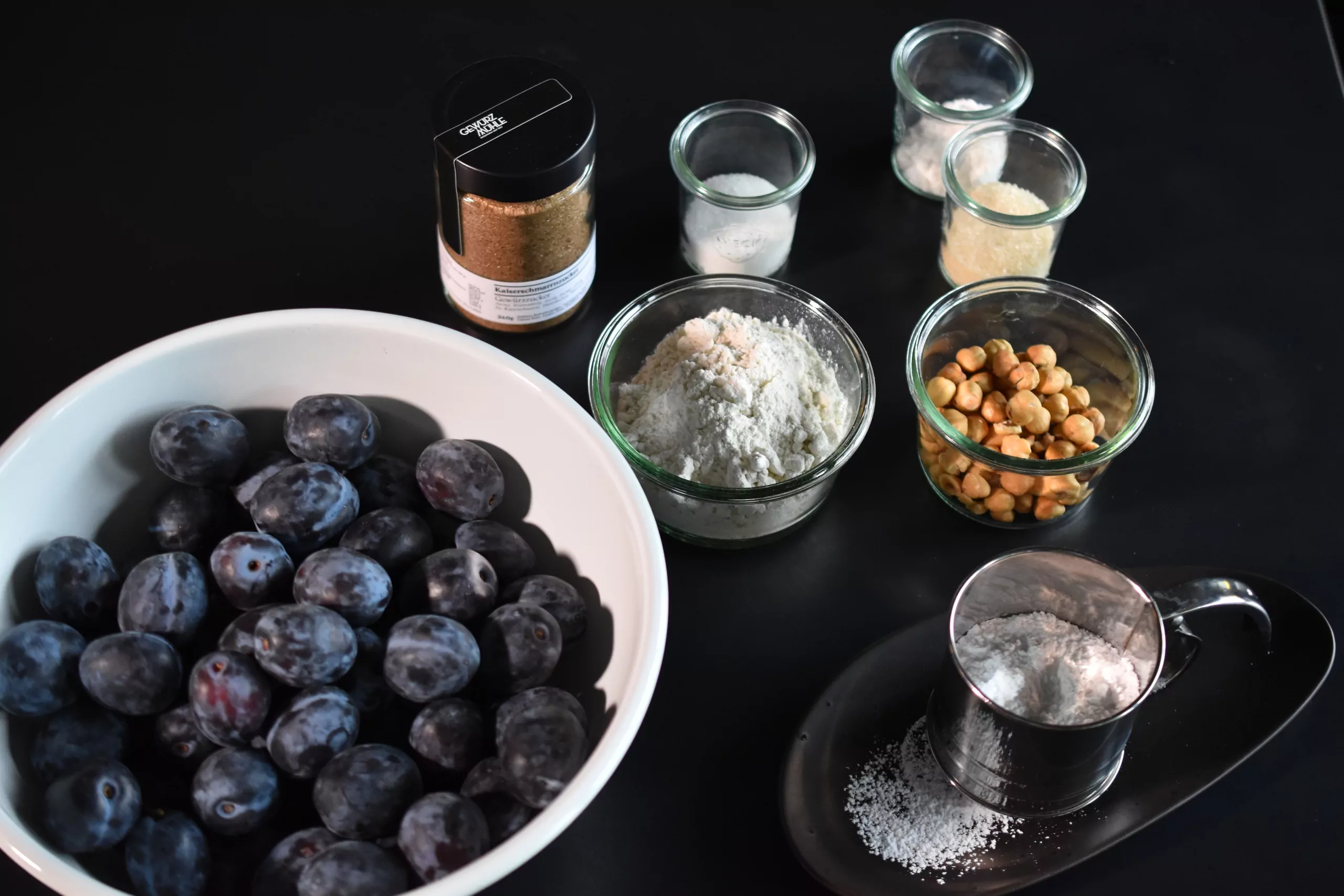 Zwetschgen-Crumble mit Kaiserschmarrnzucker und Haselnüssen Zwetschgen-Crumble mit Kaiserschmarrnzucker und Haselnüssen