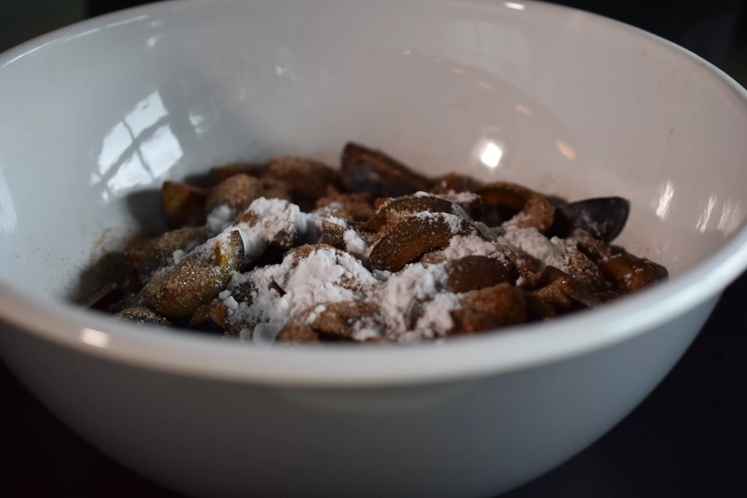 Zwetschgen-Crumble mit Kaiserschmarrnzucker und Haselnüssen Zwetschgen-Crumble mit Kaiserschmarrnzucker und Haselnüssen