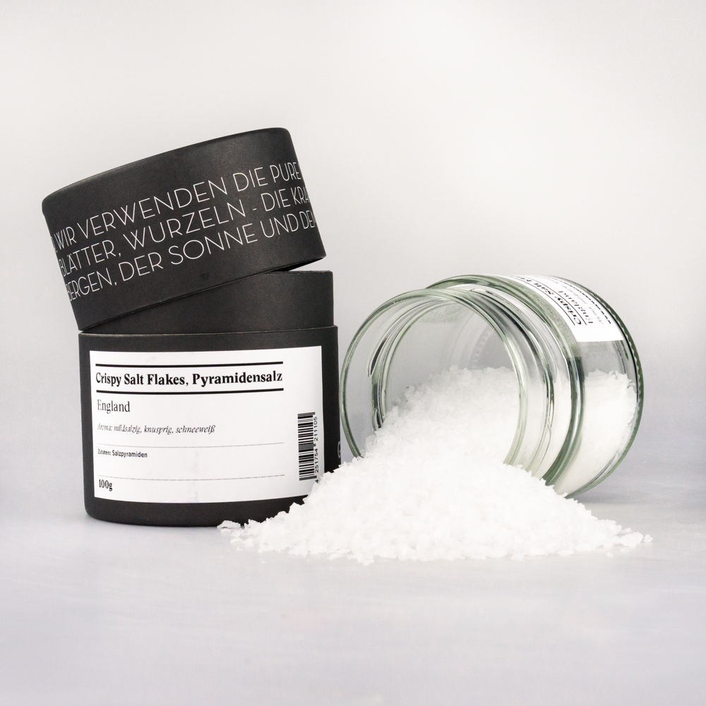 Crispy Salt Flakes, Pyramidensalz – offenes Gewürzglas mit Gewürzdose daneben