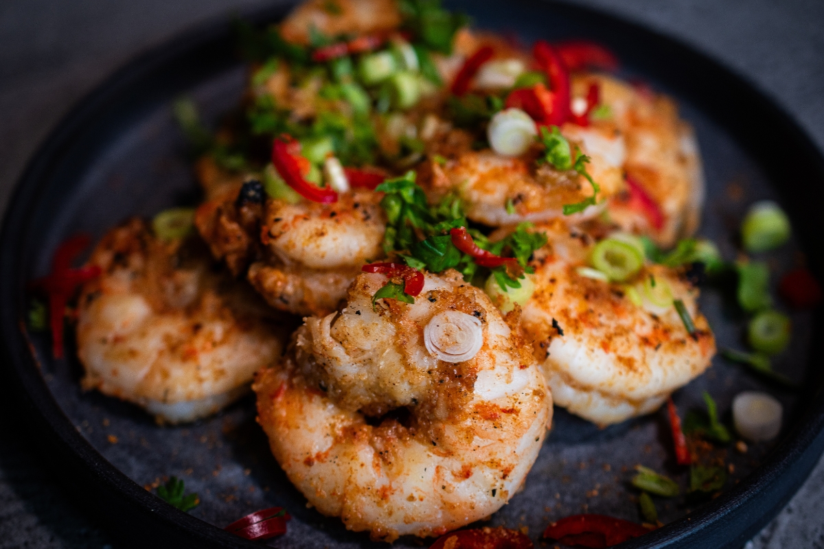 Ananas Teriyaki Garnelen Ananas Teriyaki Garnelen serviert auf einem Teller als Nahaufnahme, gewürzt mit dem Ananas Teriyaki Rub