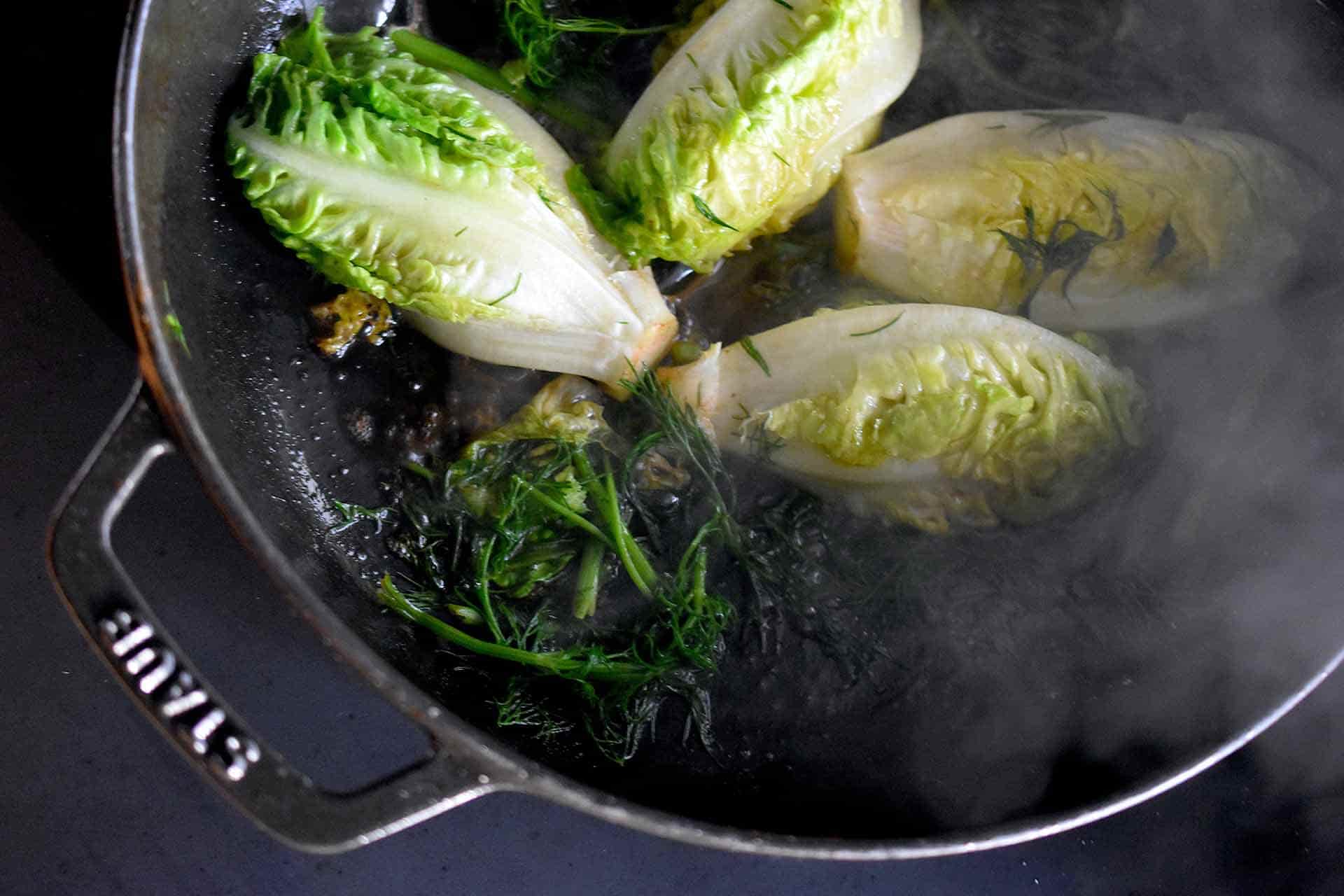 Geschmorte Salatherzen | Radieschen | Frühlingslauch | Vinaigrette