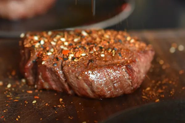 Feriges Steak, von vorn fotografiert