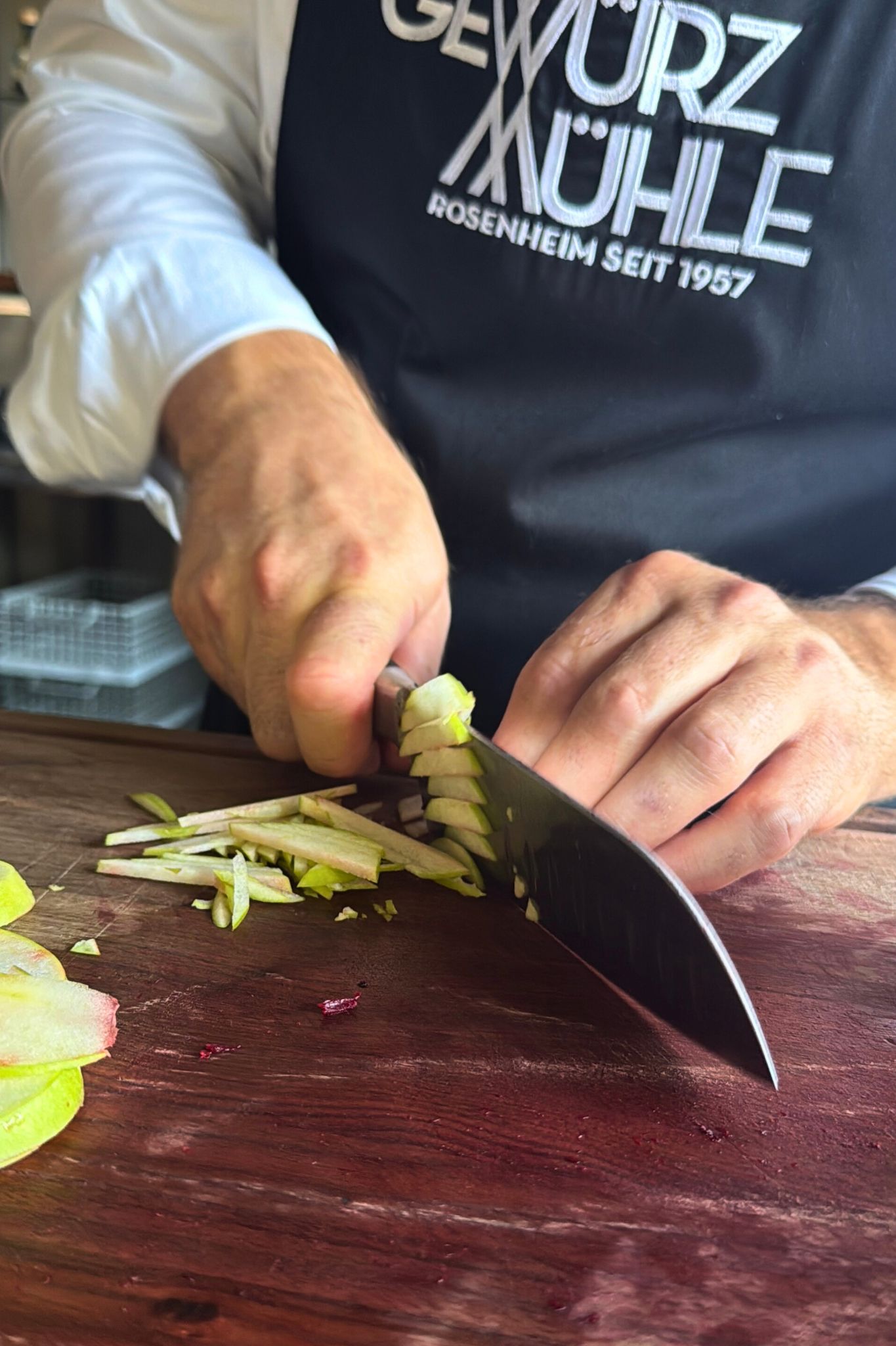 Grüner Apfel wird in kleine Streifen geschnitten