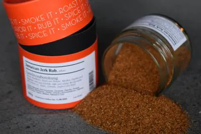 steak-themenseite-bildergalerie-10-2 Zwei Gewürzdosen nebeneinander, eine offen und liegend, das Gewürz halb ausgeschüttet