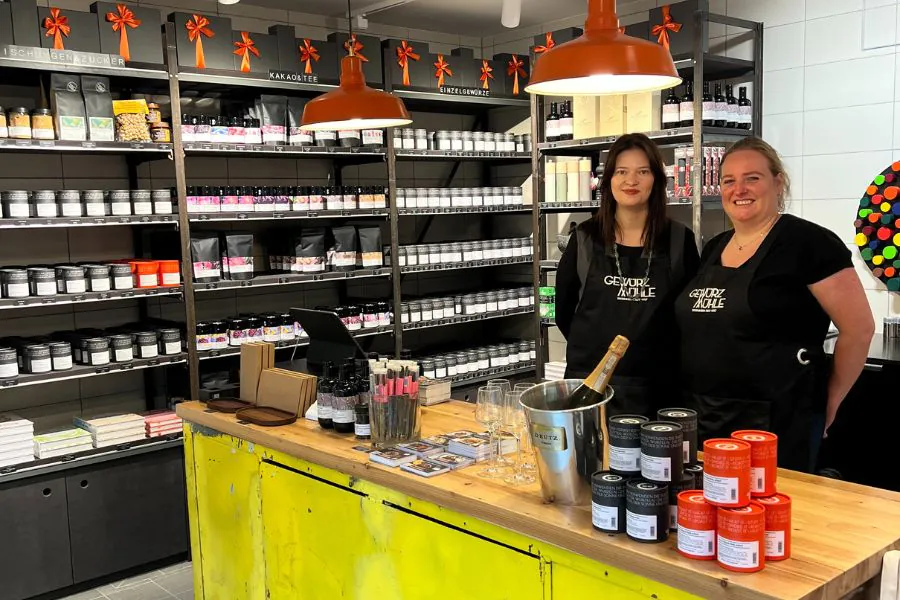 Zwei Mitarbeiterinnen stehen hinter der Theke im Gewürzladen am Elisabethmarkt