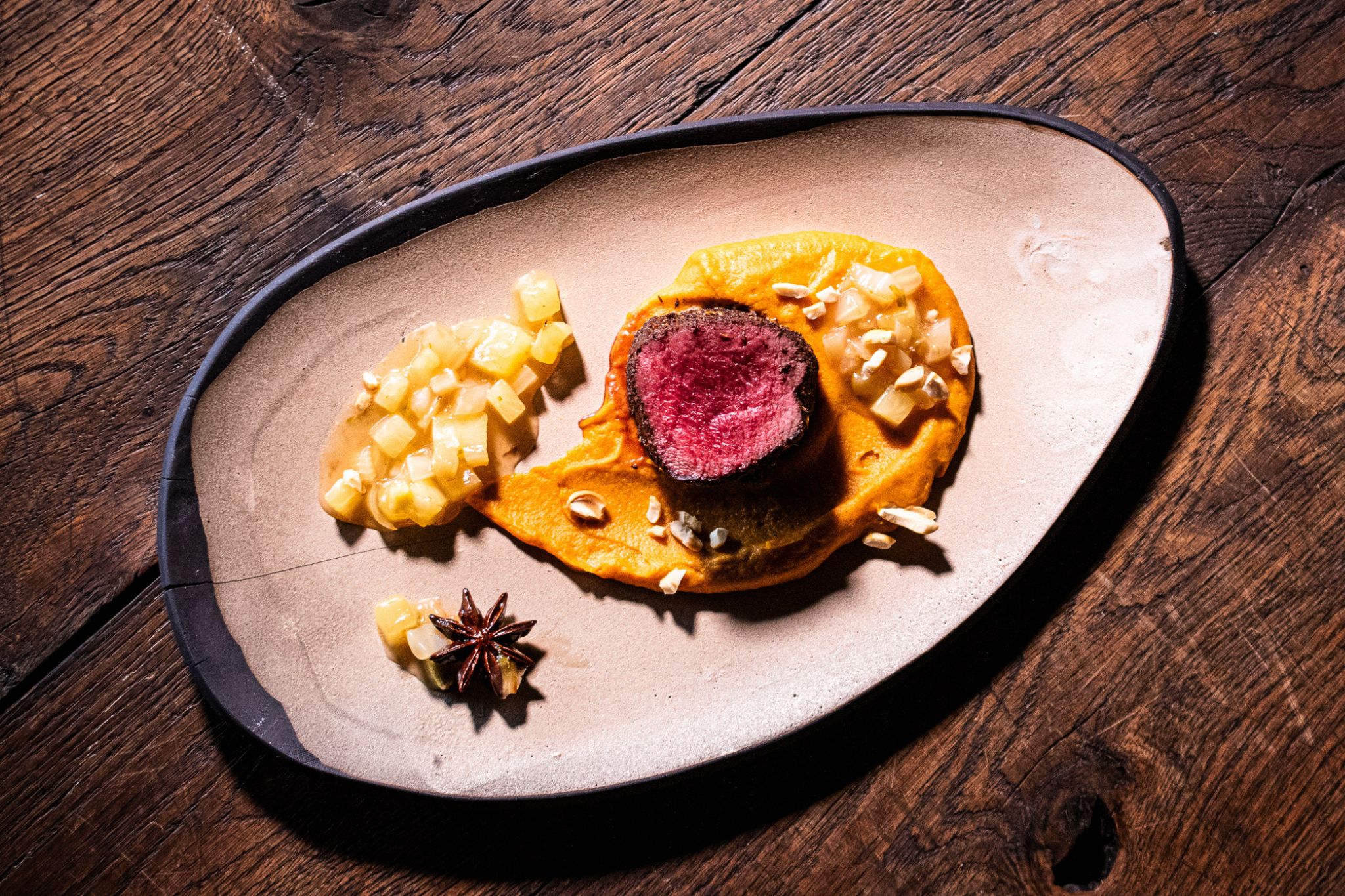 Rehrücken mit Süßkartoffelcreme | Ananas-Fenchel-Sud | Cashews | Five Spice