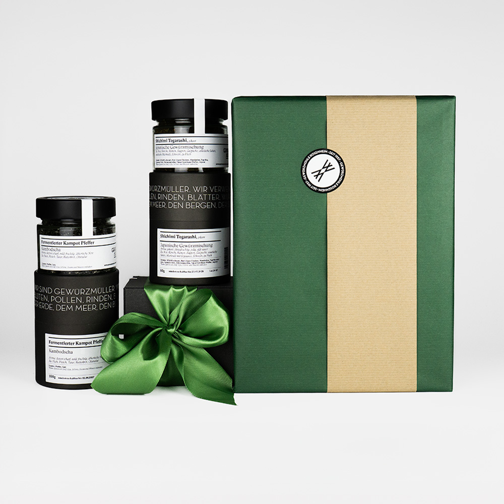 Geschenkbox mit Kochbuch SPICED und Gewürzen - verpackt