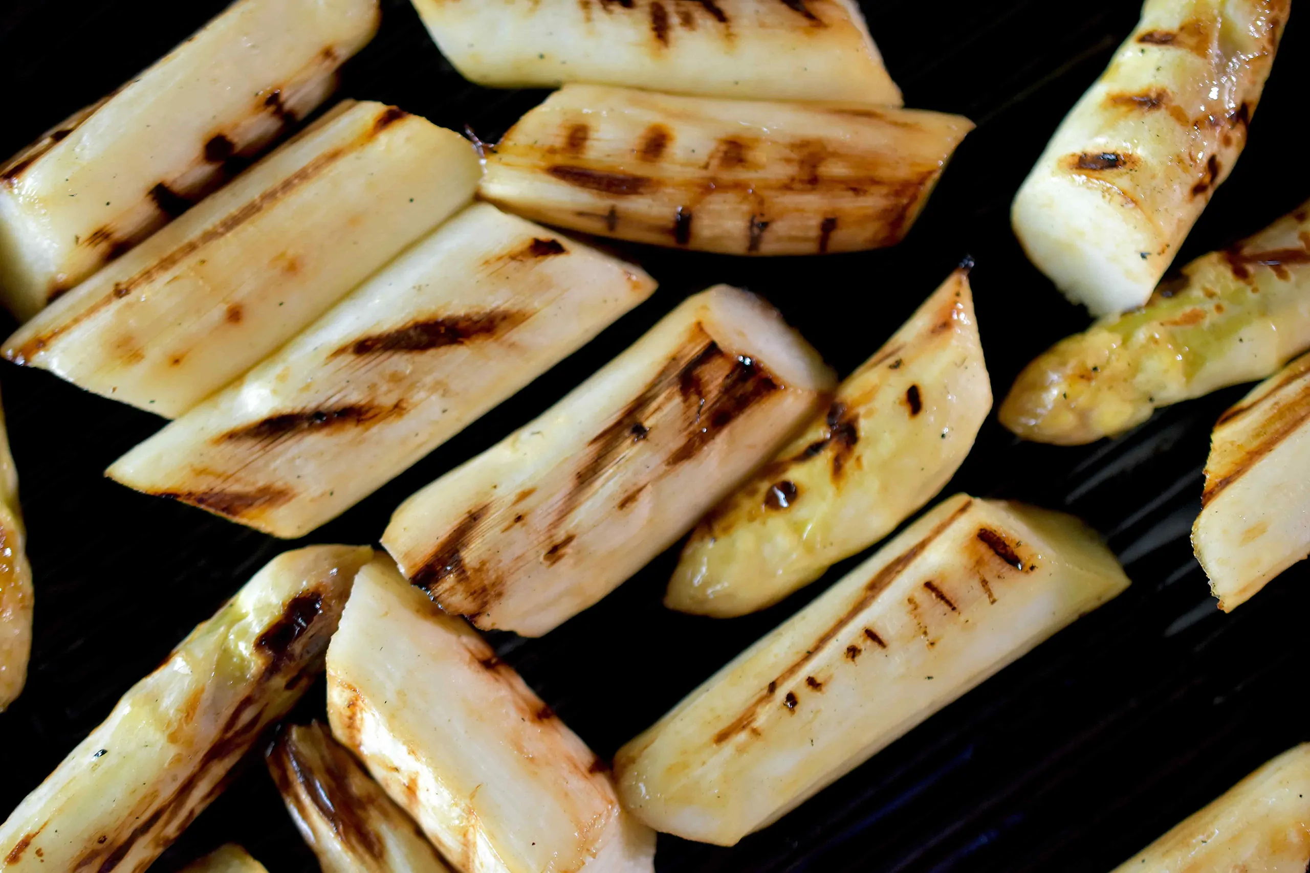 Gebratener Spargel | Hibiskusblütensalz