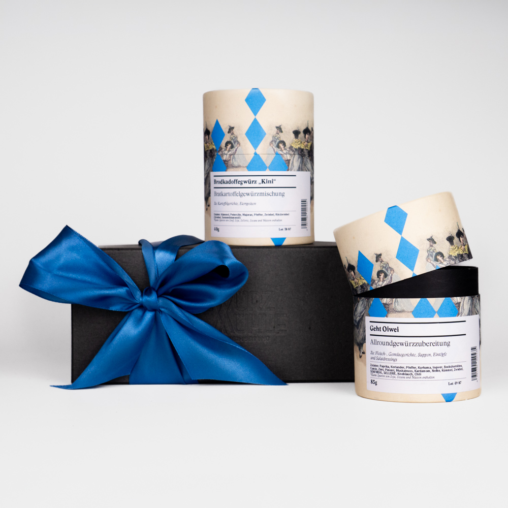 Geschenkbox mit blauer Schleife und verschiedenen Gewürzen im bayerischen Design (2 Gewürzsorten)