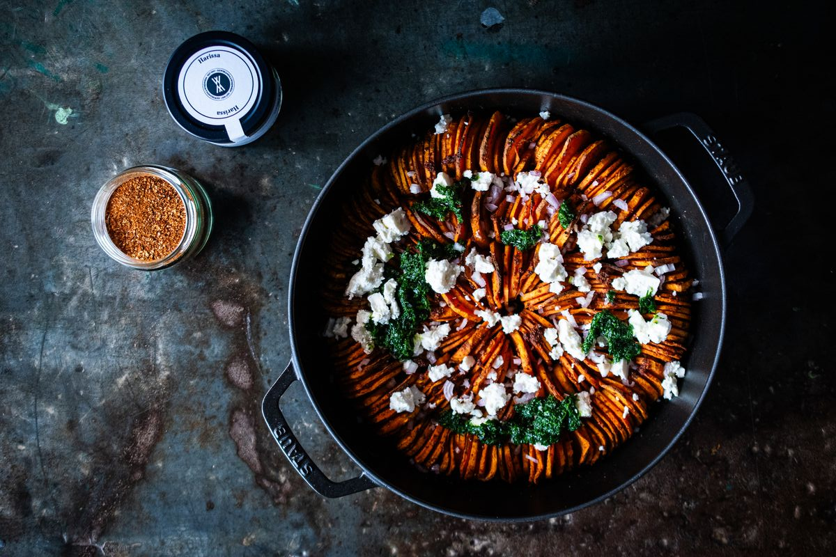 Gefächerte Süßkartoffeln mit Harissa, Feta und grüner Soße in Pfanne angerichtet von Gewürzmühle Rosenheim