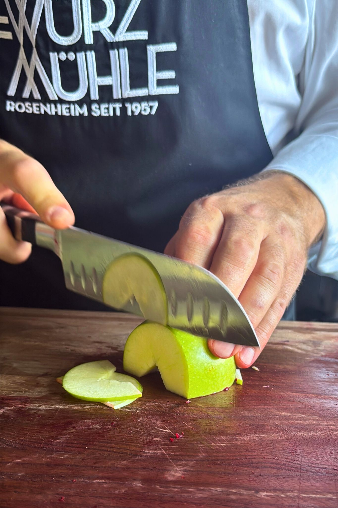 Rote Bete Salat | Apfel | Dukkah Zwei Hände schneiden einen grünen Apfel in dünne Scheiben