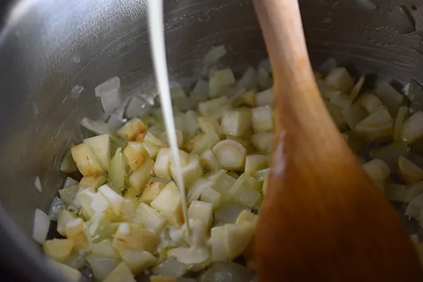 Grüne Erbsensuppe | Pfeffercroutons | Petersilienwurzel