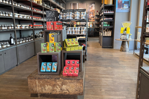 Innenansicht des Gewürzladens der Gewürzmühle Rosenheim in Nürnberg mit Präsentation der Nusskollektion „Let’s go Nuts“, Gewürzregalen, Feinkost und der Edition Bayern im Verkaufsraum.