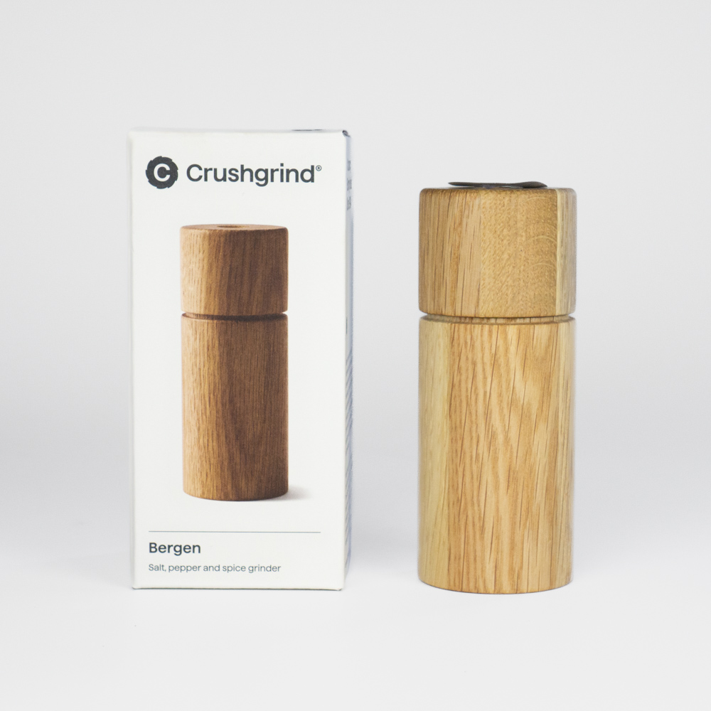 Crushgrind Muehle Bergen Farbe Eiche 12cm stehend vor Verpackung