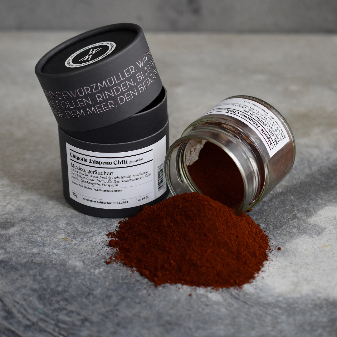 Chipotle Jalapeno Chili, gemahlen – offenes Gewürzglas mit Gewürzdose daneben