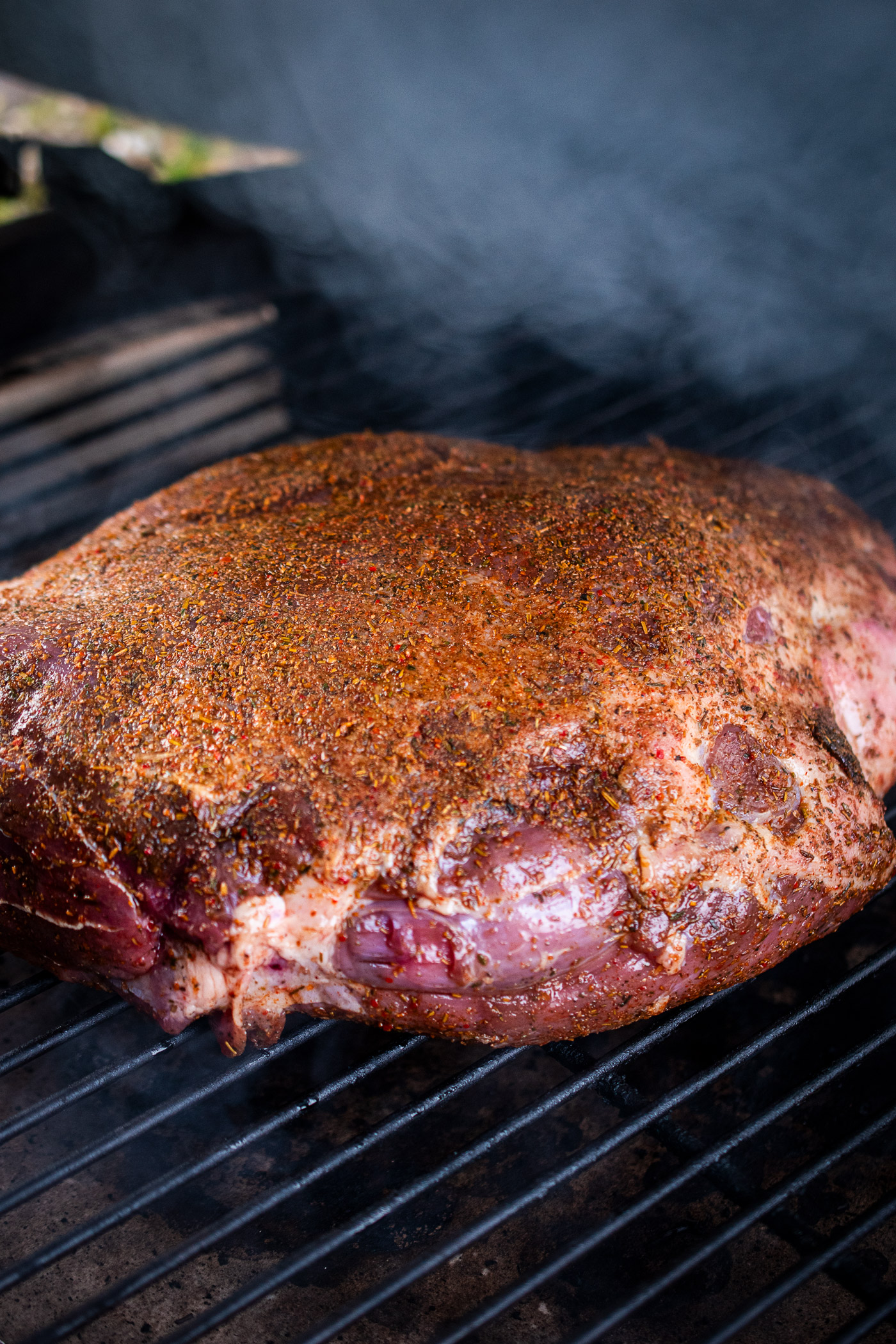 Wildschweinkeule ganz auf Grill mit Marinade und Classic Roast Rub