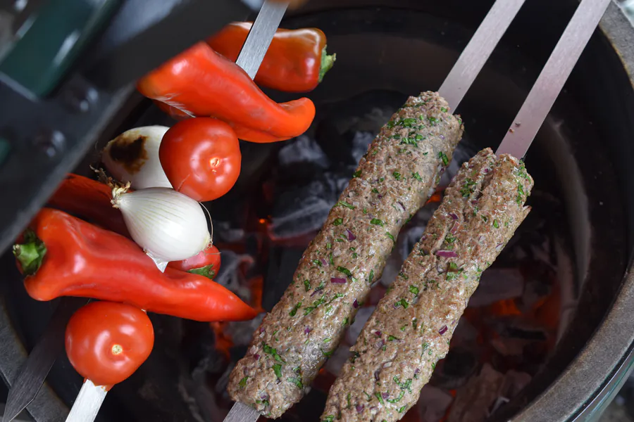 Lamm-Hackspiesse | Grillgemüse-Salat | Pitabrot