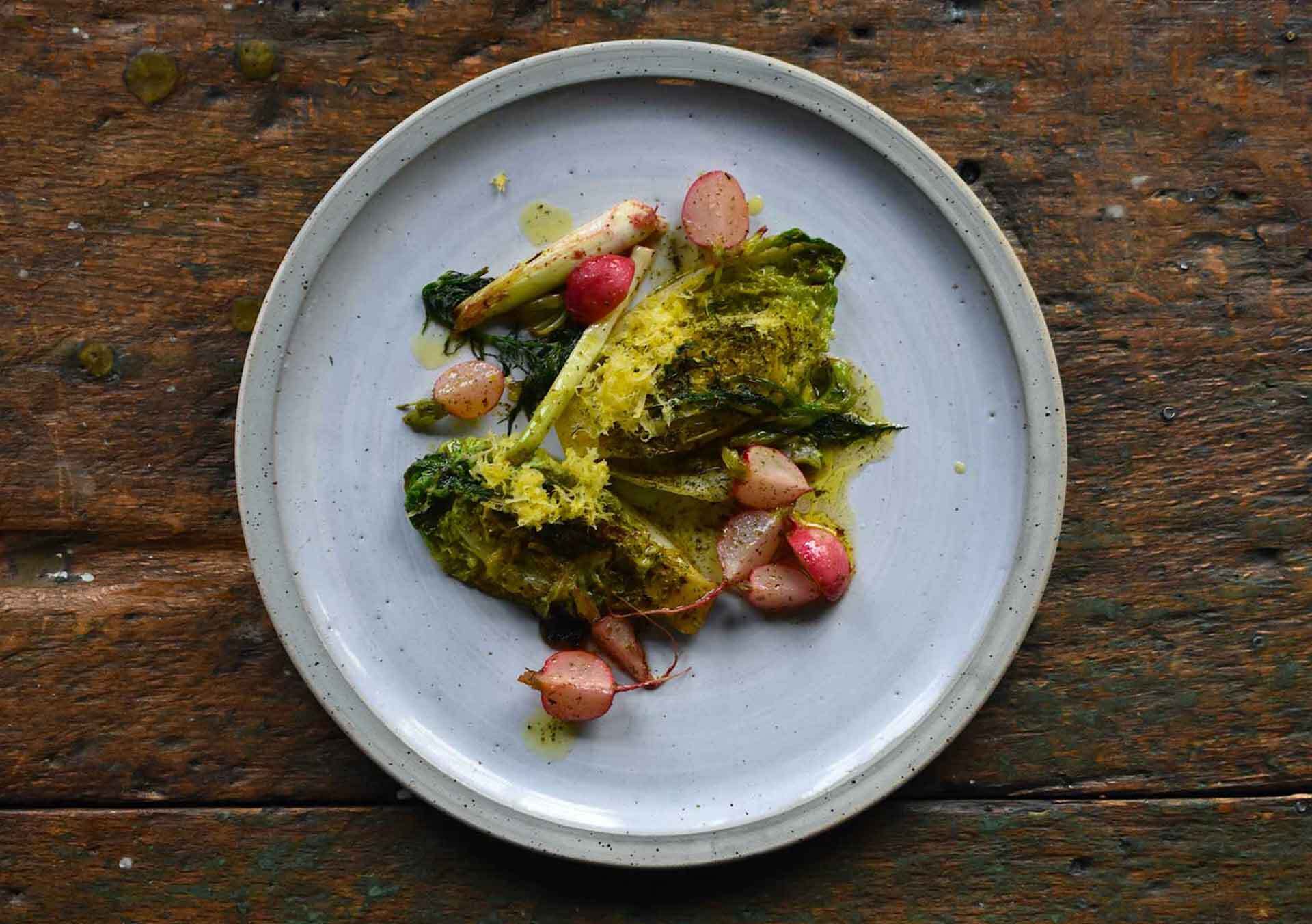 Geschmorte Salatherzen | Radieschen | Frühlingslauch | Vinaigrette