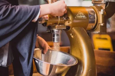 Die Hände einer Person, die eine Gewürzmühle bedienen