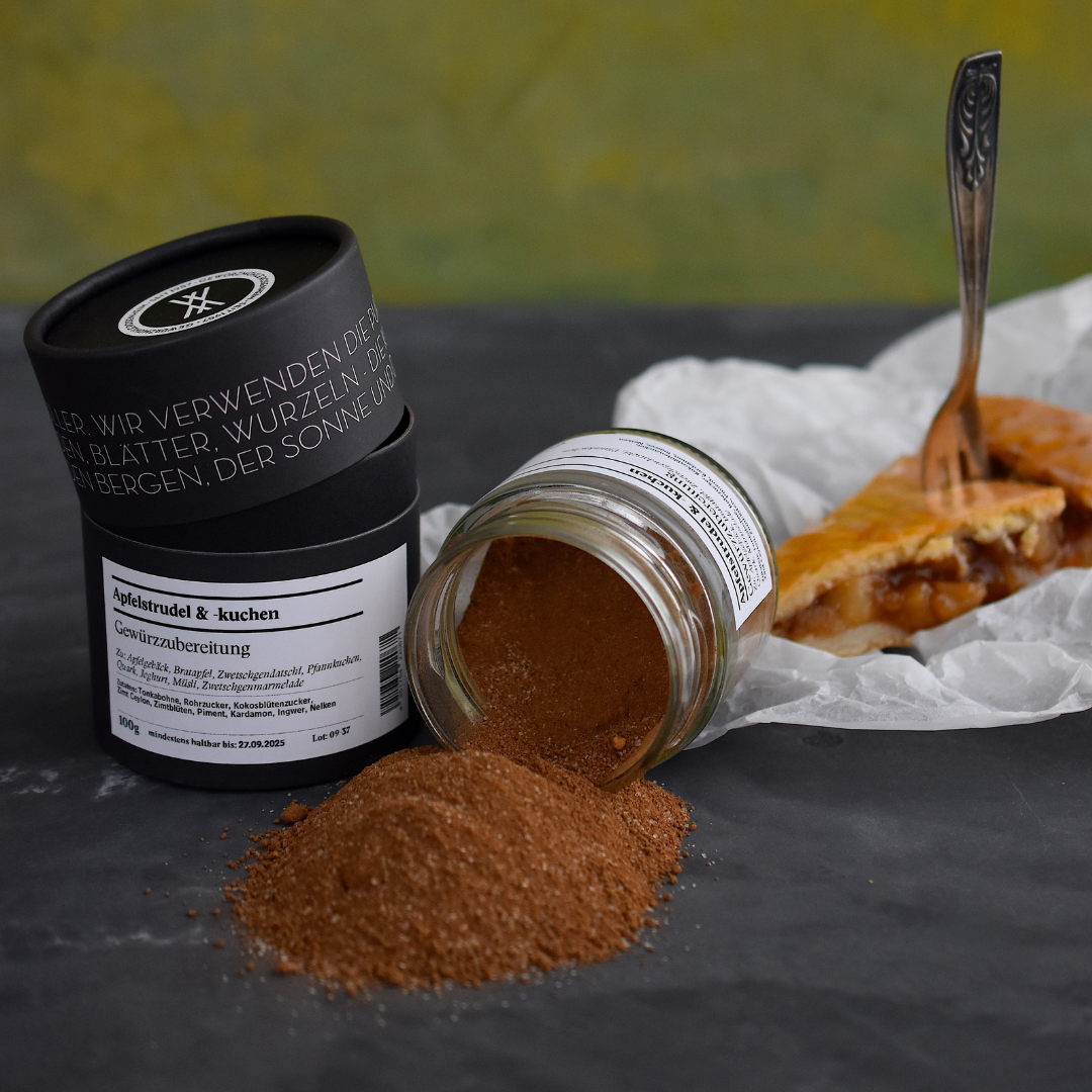Apfelstrudelgewürz Apfelstrudel und kuchen – offenes Gewürzglas mit Gewürzdose daneben