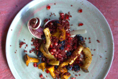 Couscousgericht auf einem Teller, von oben fotografiert.