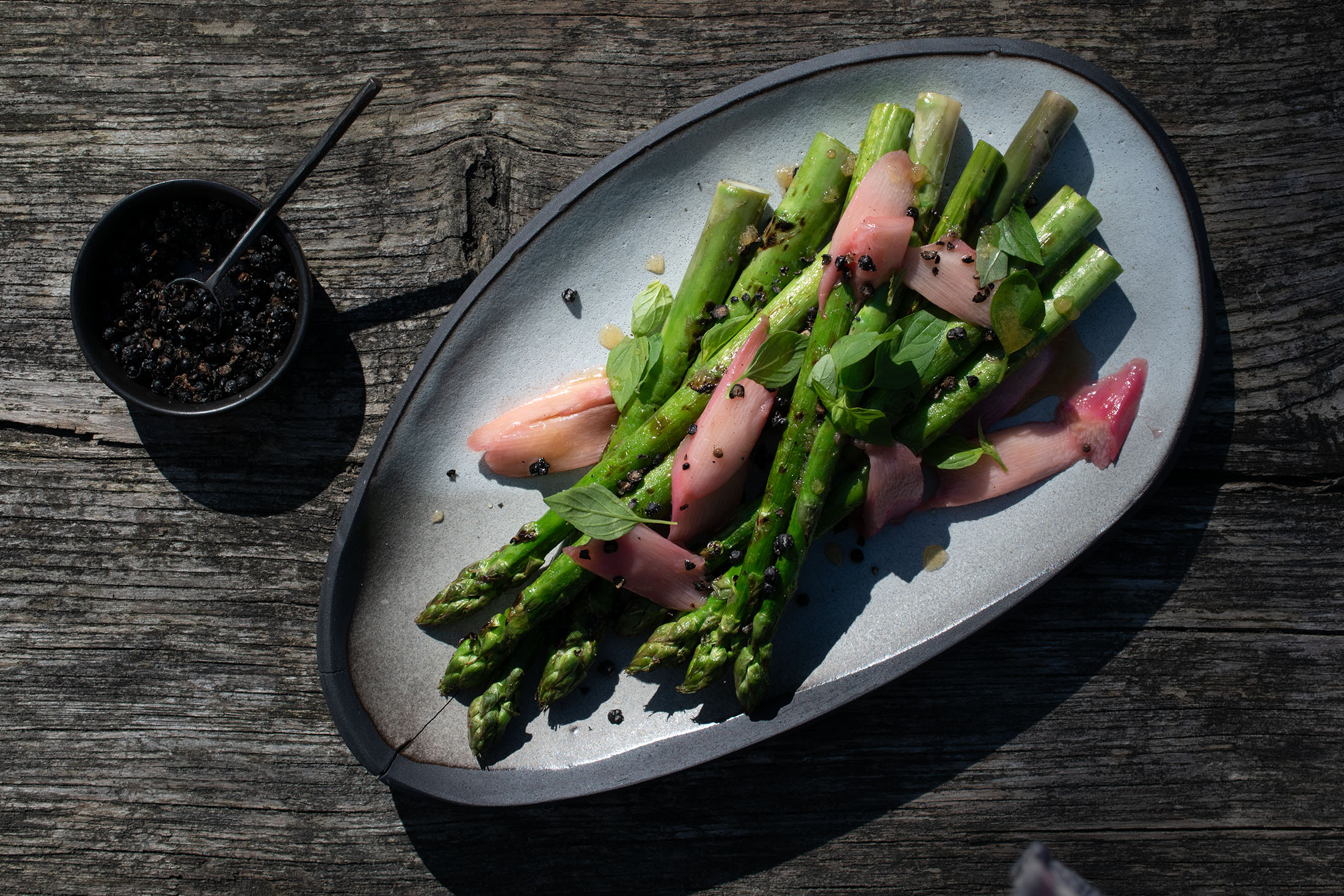 Gegrillter Spargel | Rhabarber | Fermentierter Kampot Pfeffer