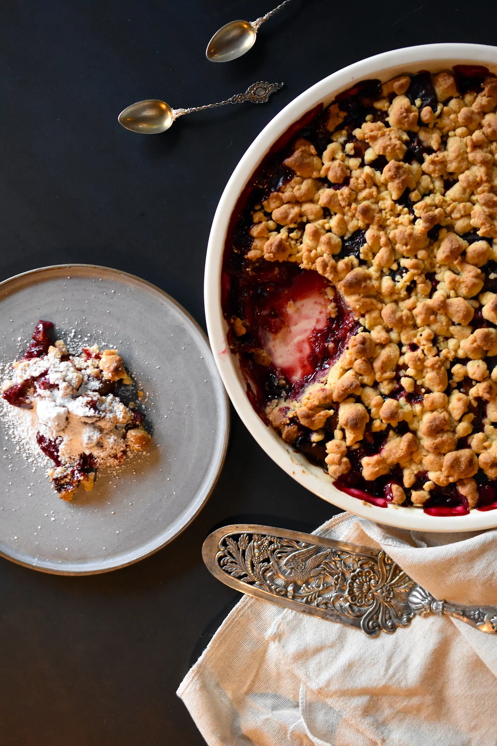 Zwetschgen-Crumble mit Kaiserschmarrnzucker und Haselnüssen Zwetschgen-Crumble mit Kaiserschmarrnzucker und Haselnüssen
