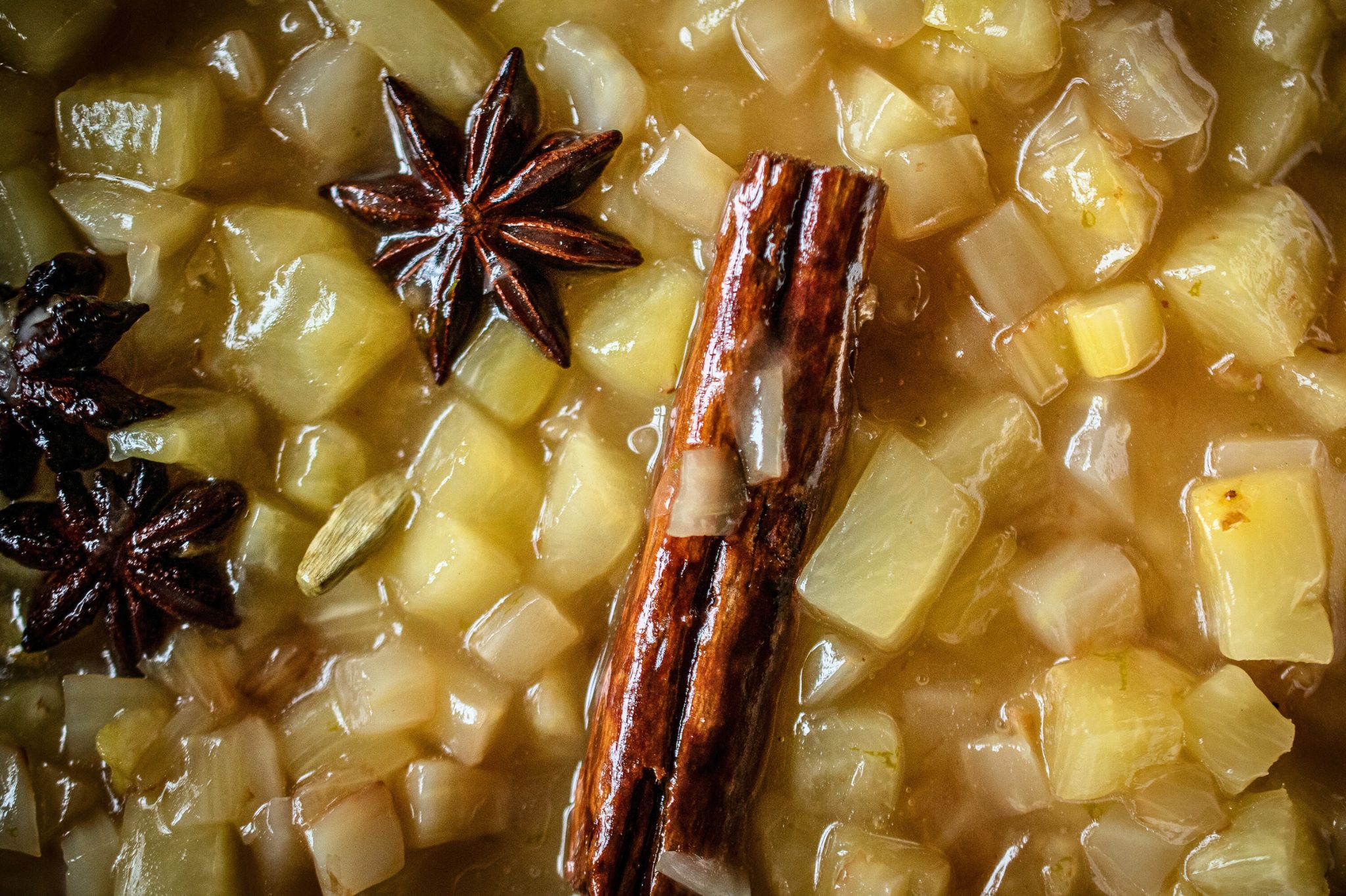 Rehrücken mit Süßkartoffelcreme | Ananas-Fenchel-Sud | Cashews | Five Spice