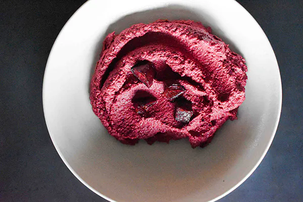Purple Curry | Körnerbrot | Rote Beete Hummus | Büffelmozzarella