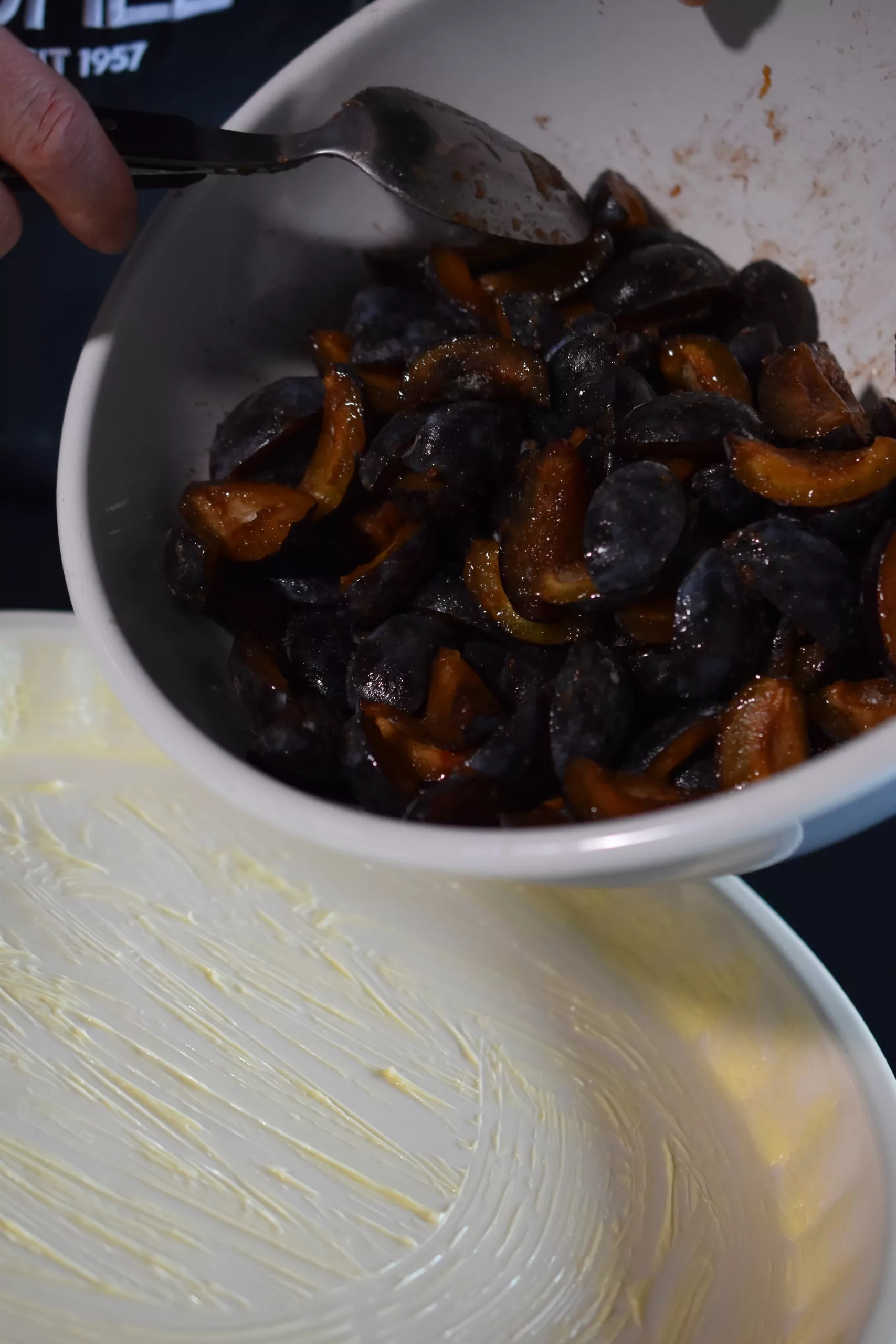 Zwetschgen-Crumble mit Kaiserschmarrnzucker und Haselnüssen Zwetschgen-Crumble mit Kaiserschmarrnzucker und Haselnüssen