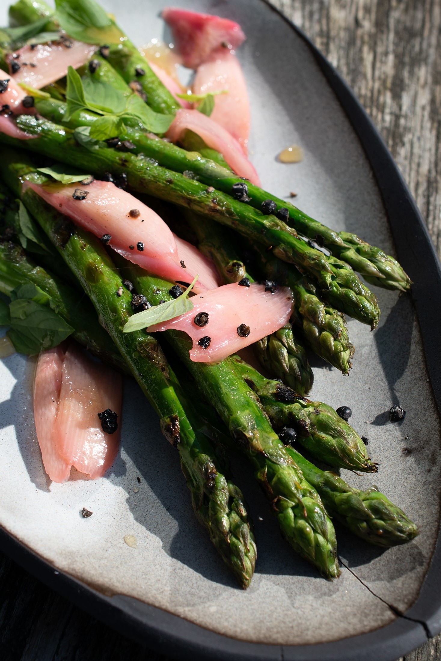 Gegrillter Spargel | Rhabarber | Fermentierter Kampot Pfeffer