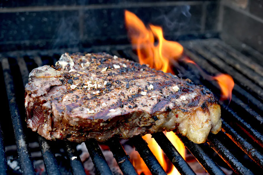 steak-wuerzen Steak auf dem Grill