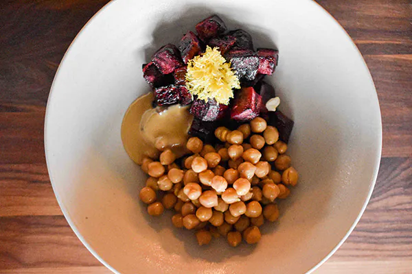 Purple Curry | Körnerbrot | Rote Beete Hummus | Büffelmozzarella