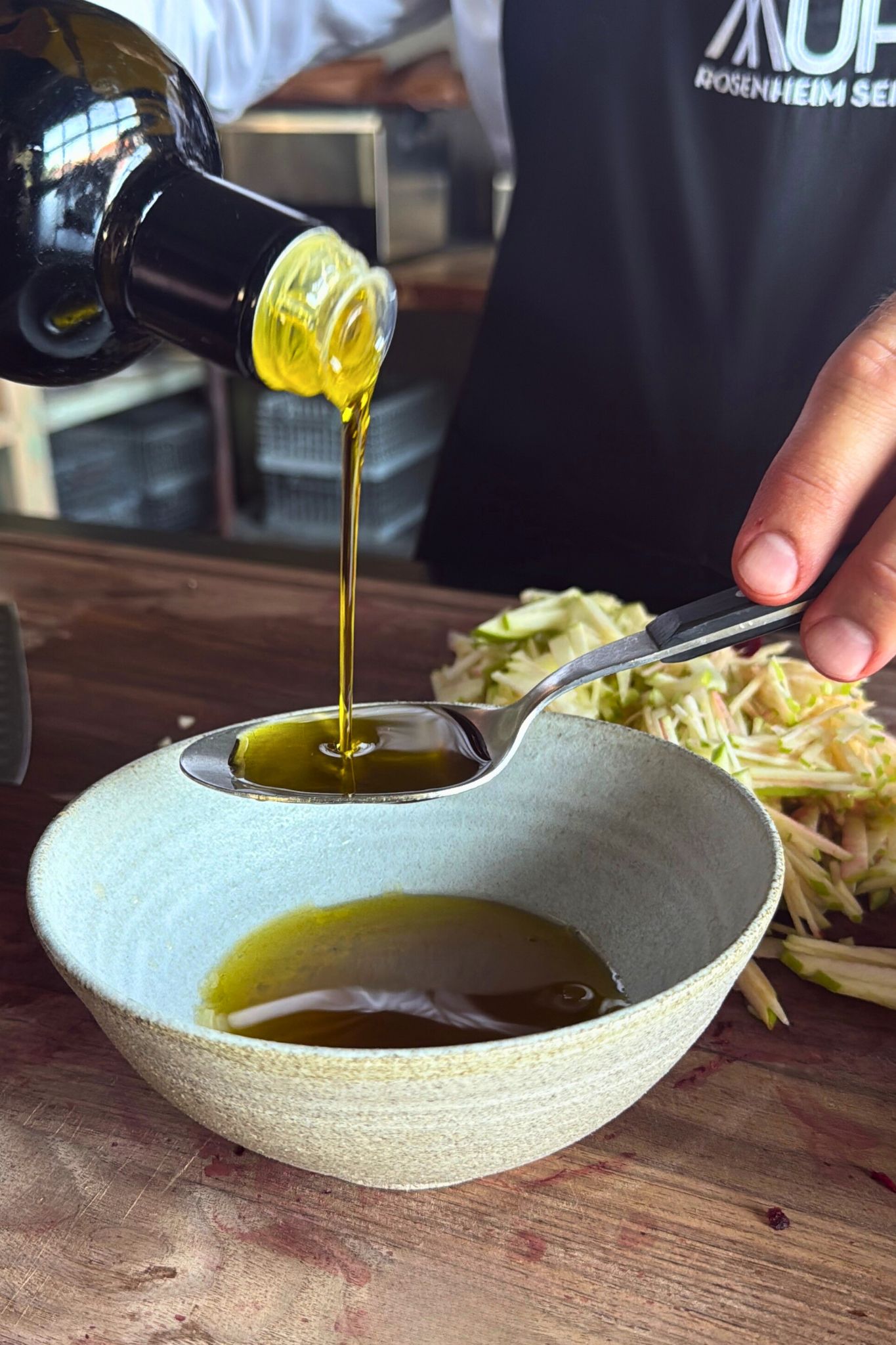 Rote Bete Salat | Apfel | Dukkah Olivenöl wird mit einem Esslöffel in eine Schüssel abgemessen