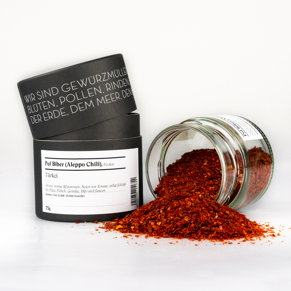 Pul Biber (Aleppo Chili) Flocken – offenes Gewürzglas mit Gewürzdose daneben