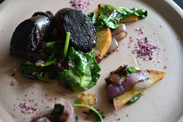 Gebratene Boudin Noir | Spinat | Hibiskusblütensalz Gebratene Boudin Noir | Spinat | Hibiskusblütensalz