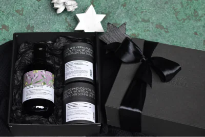 Drei Gewürzdosen in einer offenen Geschenkbox mit schwarzer Schleife