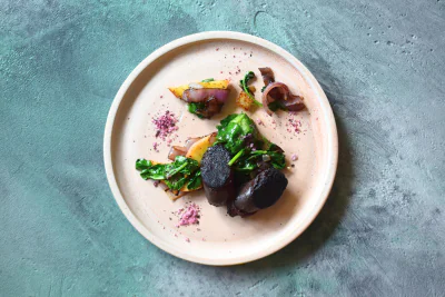 298-1 Ein Gericht mit Spinat auf einem Teller, von oben fotografiert