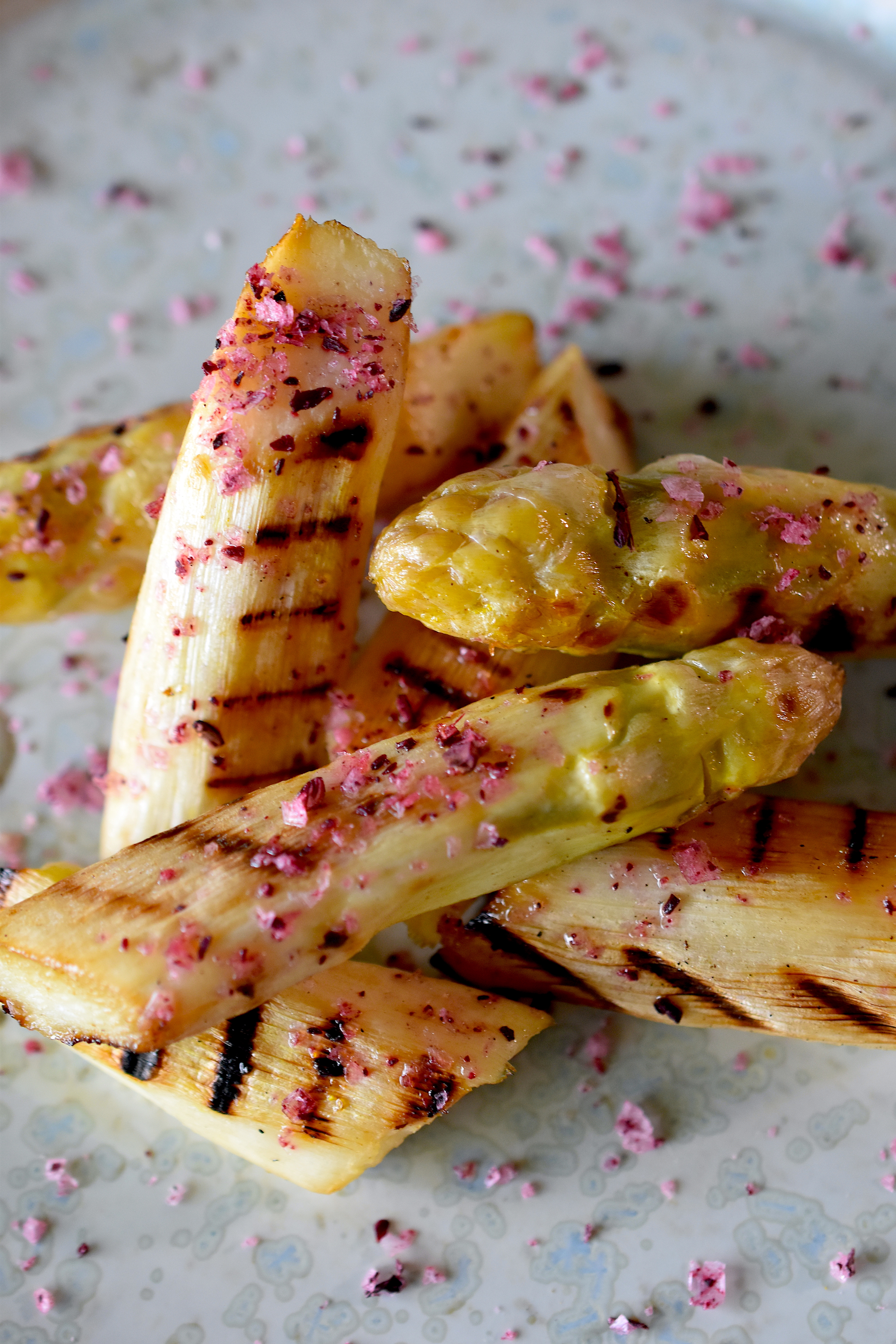 Gebratener Spargel | Hibiskusblütensalz