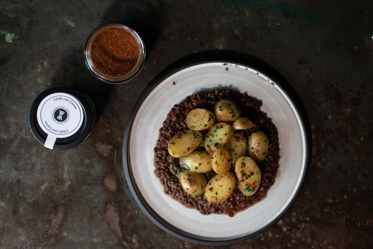 Linsen Bolognese mit Drillingen neben Chili con Carne Gewürz und Chilisalz von Gewürzmühle Rosenheim