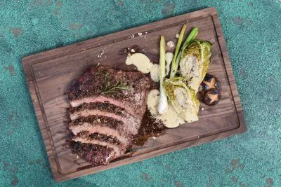 Fertiges Steak aufgeschnitten auf einem Holzbrett