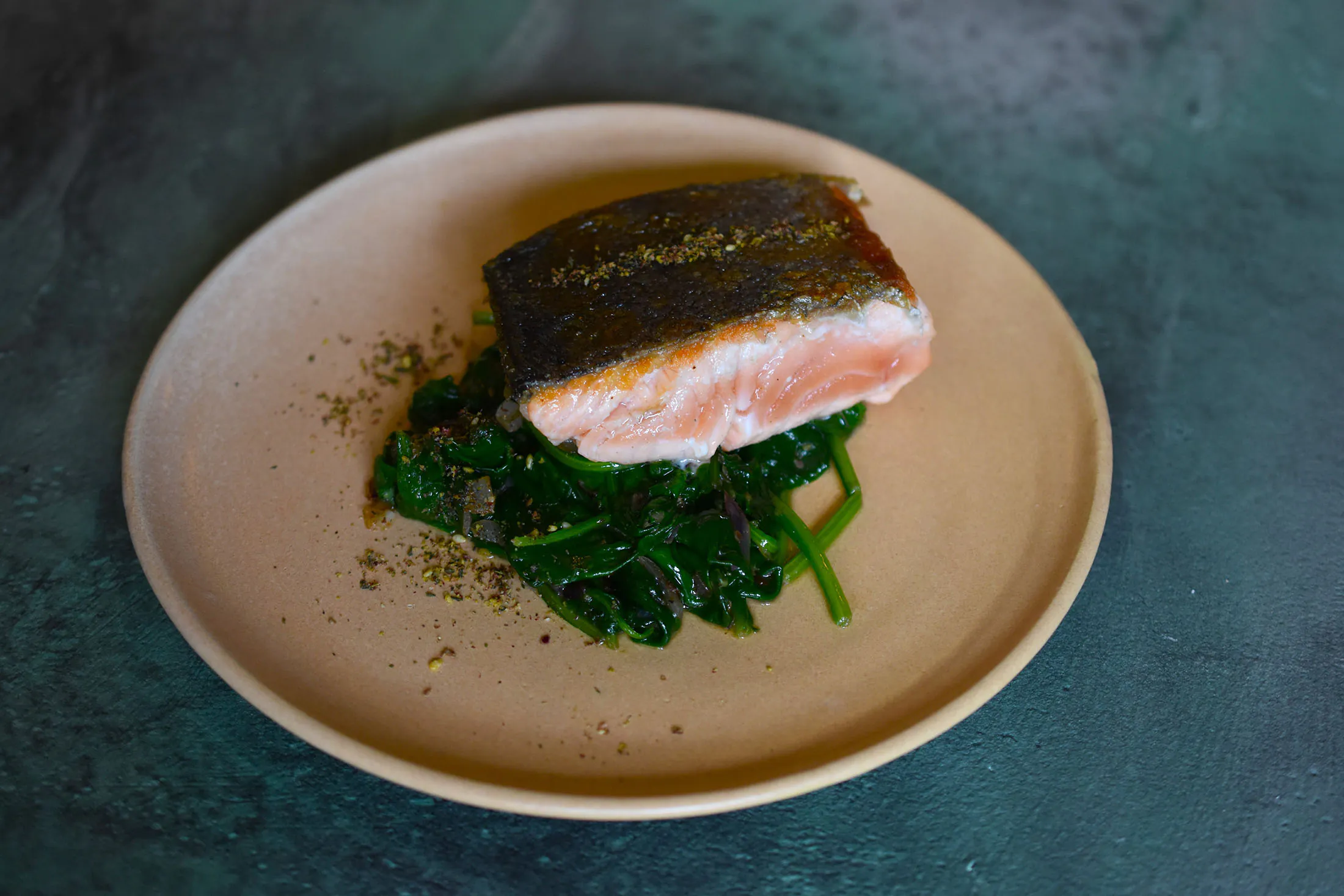 Lachsfilet auf der Haut gebraten | Spinat | Zatar Lachsfilet auf der Haut gebraten | Spinat | Zatar