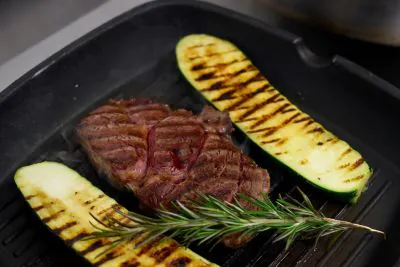 Steak und Zucchini auf dem Grill