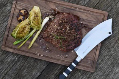 Fertiges Steak auf einem Holzbrett